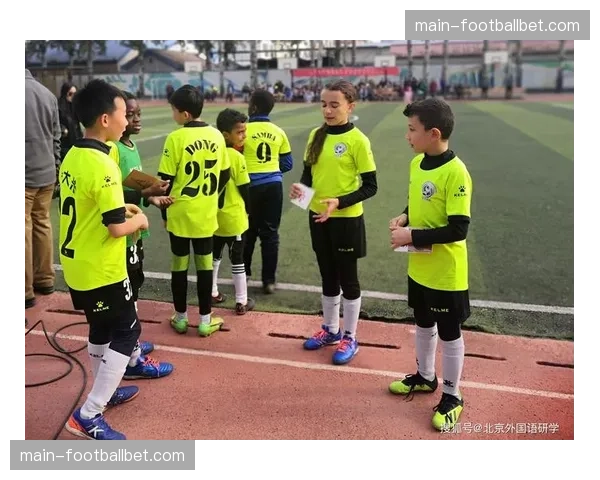 “压迫足球”主题青少年训练营在马德里启动，吸引众多小球员