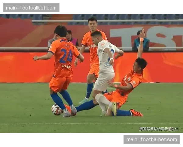 场外一瞥:比赛日清晨,工作人员在门将指挥下精确摆放禁区内的防守人墙定位泡沫 场外一瞥:比赛日清晨,工作人员在门将指挥下精确摆放禁区内的防守人墙定位泡沫