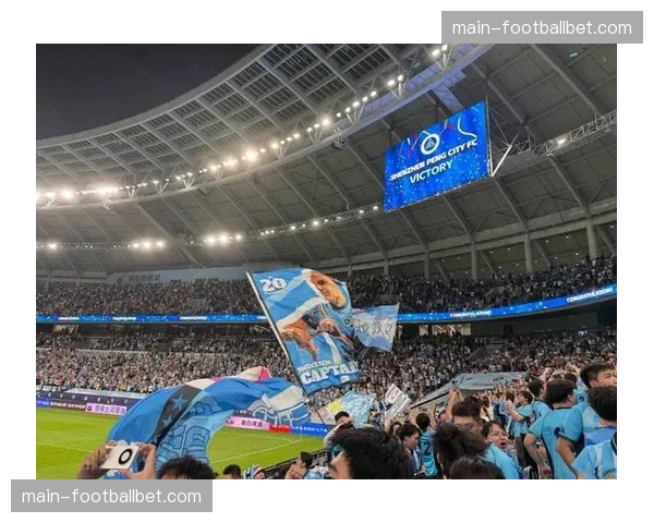 花絮:看台小球迷通过平板电脑参与“预测下个进球者”互动游戏,胜者可获得球员签名虚拟物品