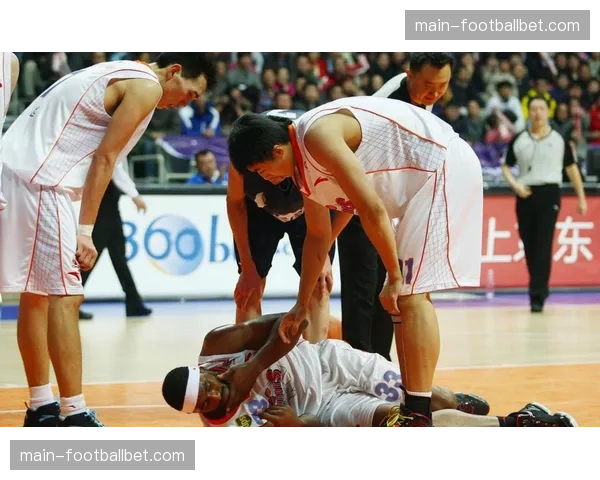 【2026年4月CBA联赛低位防守体系趋势分析·赛中·特写冲突瞬间：江苏与山西比赛，两名内线在卡位后发生口角被裁判分开